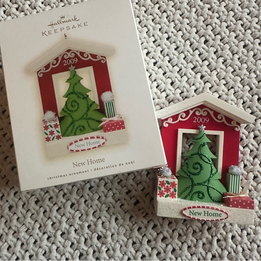 Hallmark Keepsake Ornament “New Home” Christmas Year 2009 in Box